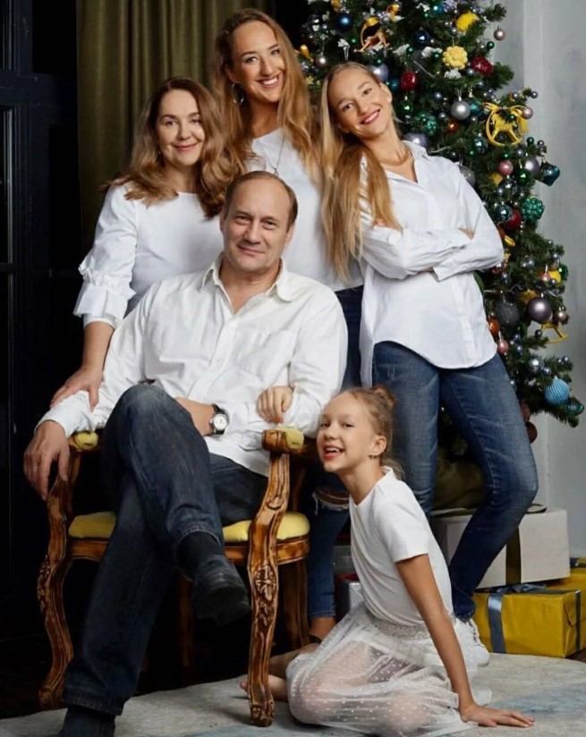 Евгений Сидихин и Татьяна Борковская с дочками.