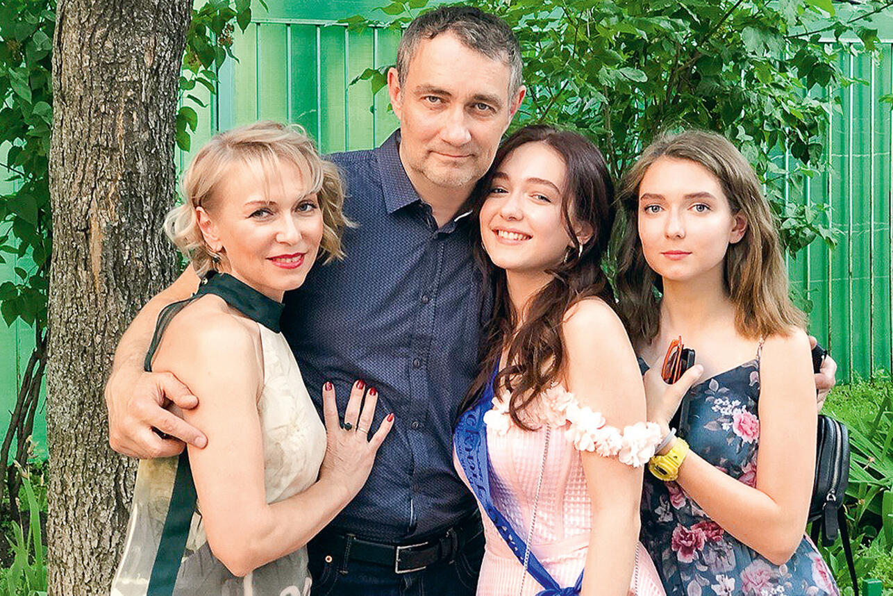 Константин и Ольга Юшкевичи с любимыми дочками.