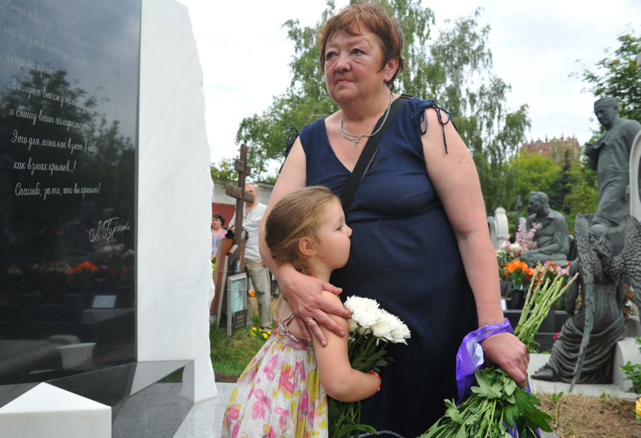 Мария на могиле матери.