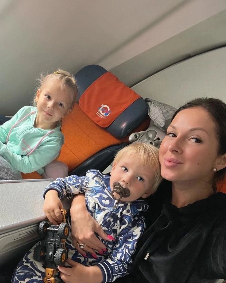 Дети Нюши живут с отцом в Эмиратах. 