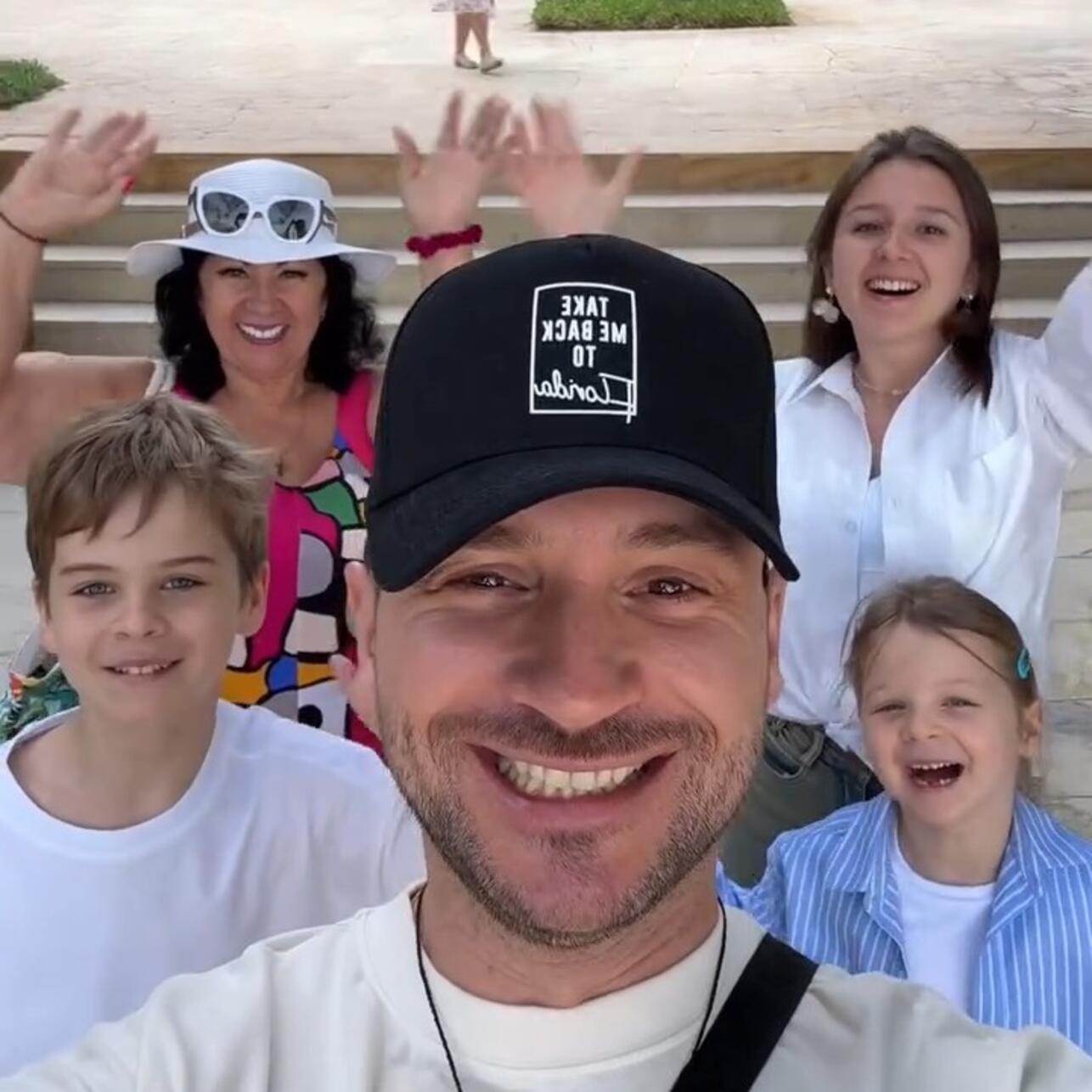 Сергей Лазарев с мамой, племянницей и детьми. Сергей Лазарев с мамой, племянницей и детьми.