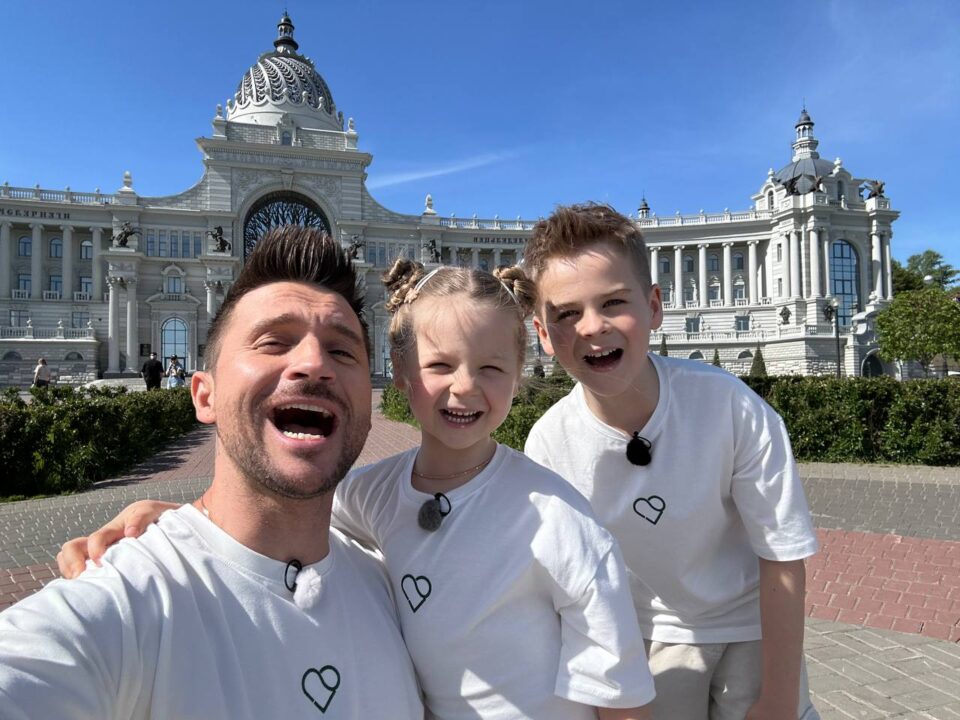 Сергей Лазарев со своими детьми. Сергей Лазарев со своими детьми.