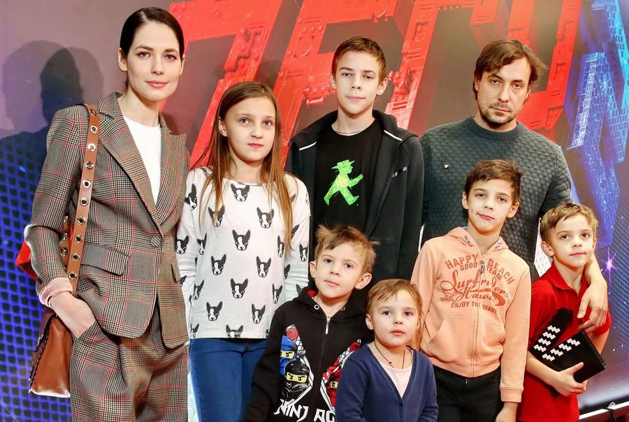 Юлия Снигирь с мужем и его детьми.