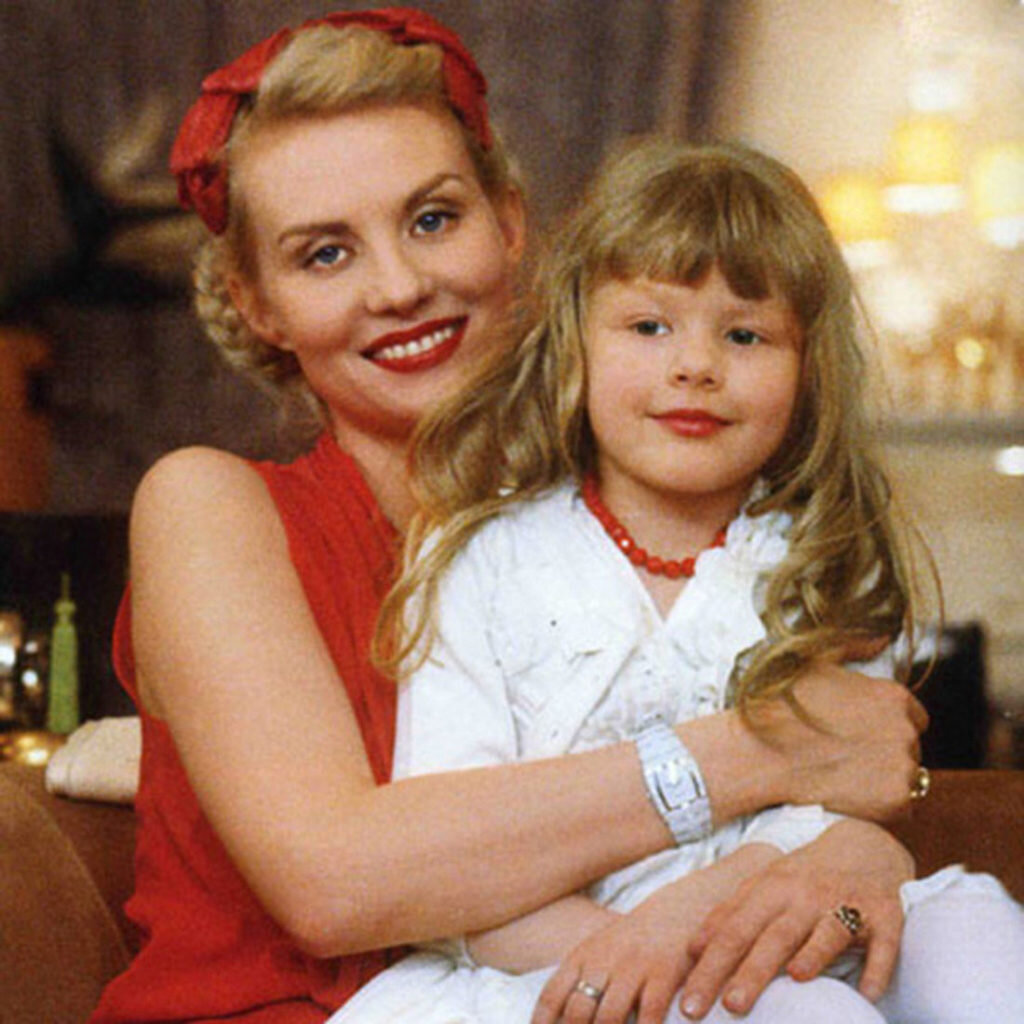 Рената Литвинова с дочкой.