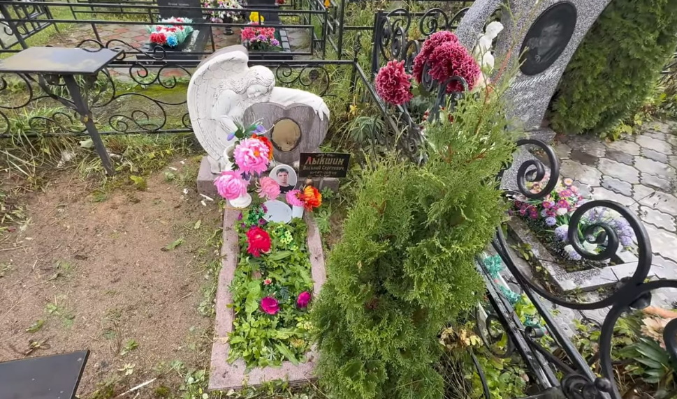 За могилой Василия Лыкшина никто не ухаживает.