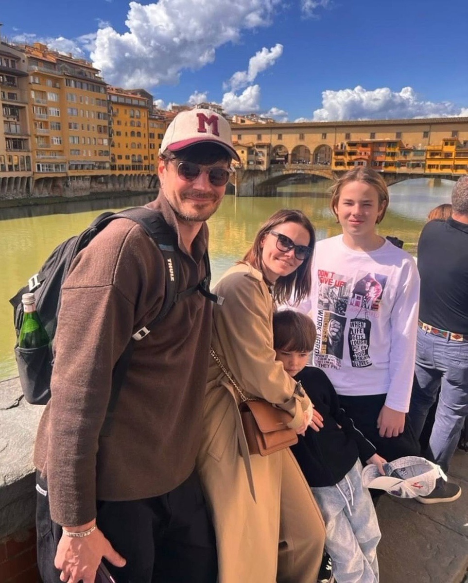 Максим Матвеев с женой и детьми. Максим Матвеев с женой и детьми.