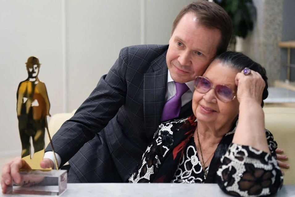 Евгений Миронов считает себя "маменькиным сынком". Евгений Миронов считает себя "маменькиным сынком".