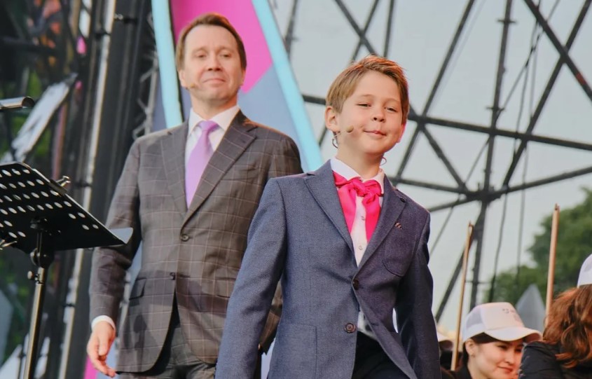 Евгений Миронов прививает сыну вкус к искусству. Евгений Миронов прививает сыну вкус к искусству.