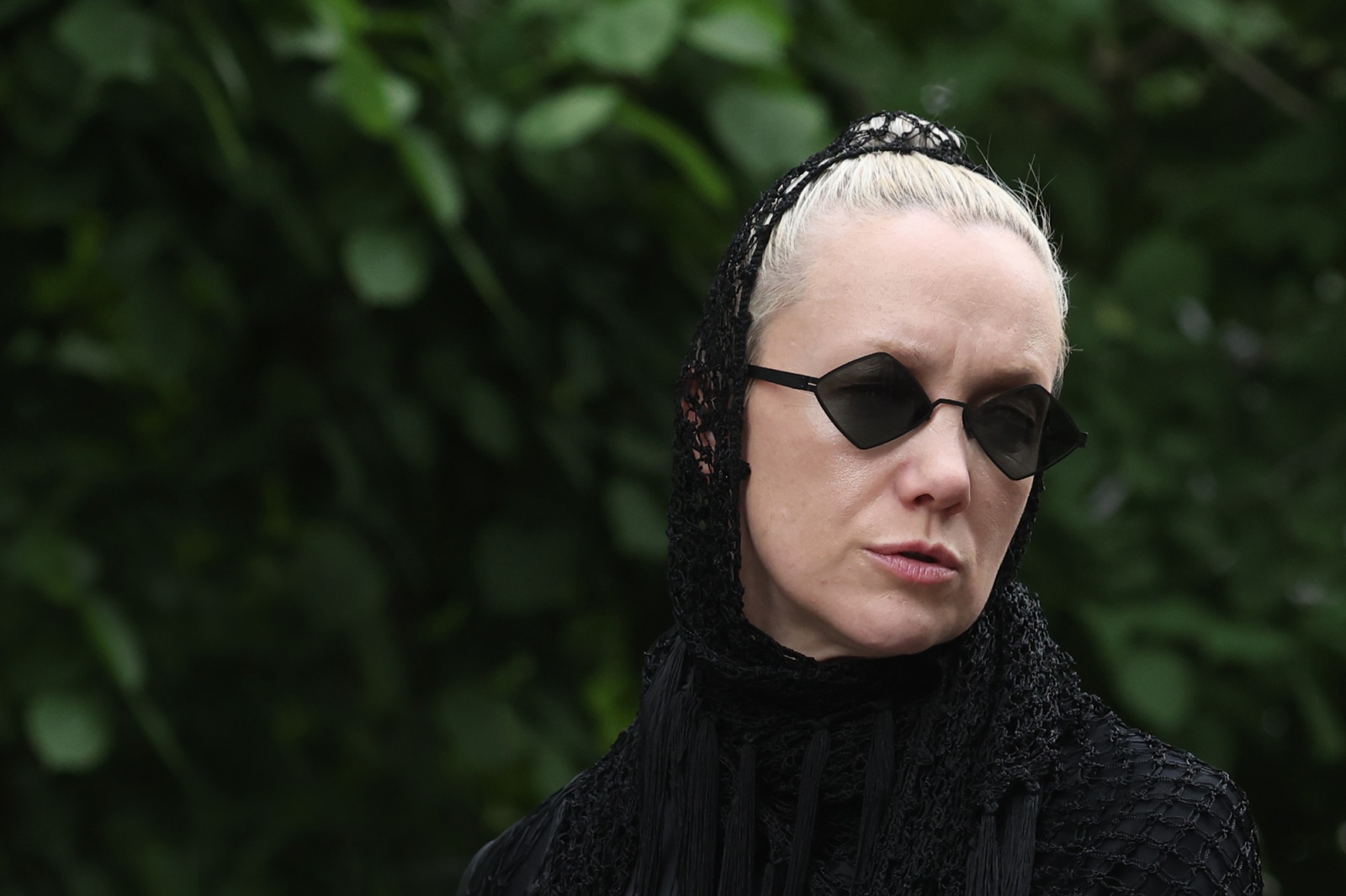 Дарья Мороз на похоронах отца. Дарья Мороз на похоронах отца.