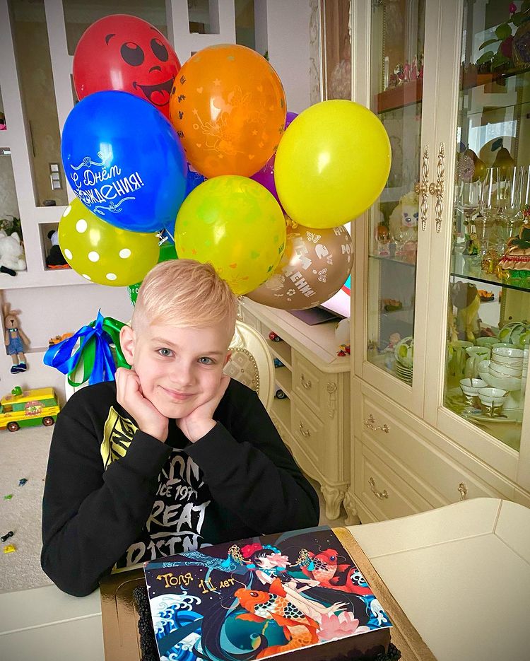 Средний сын Натали очень похож на свою маму. Средний сын Натали очень похож на свою маму.