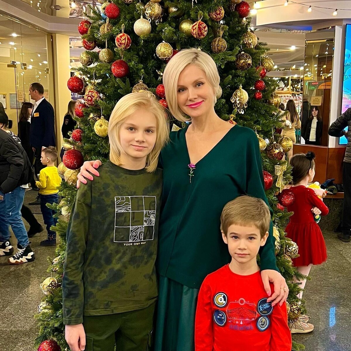 Натали с младшими детьми. Натали с младшими детьми.