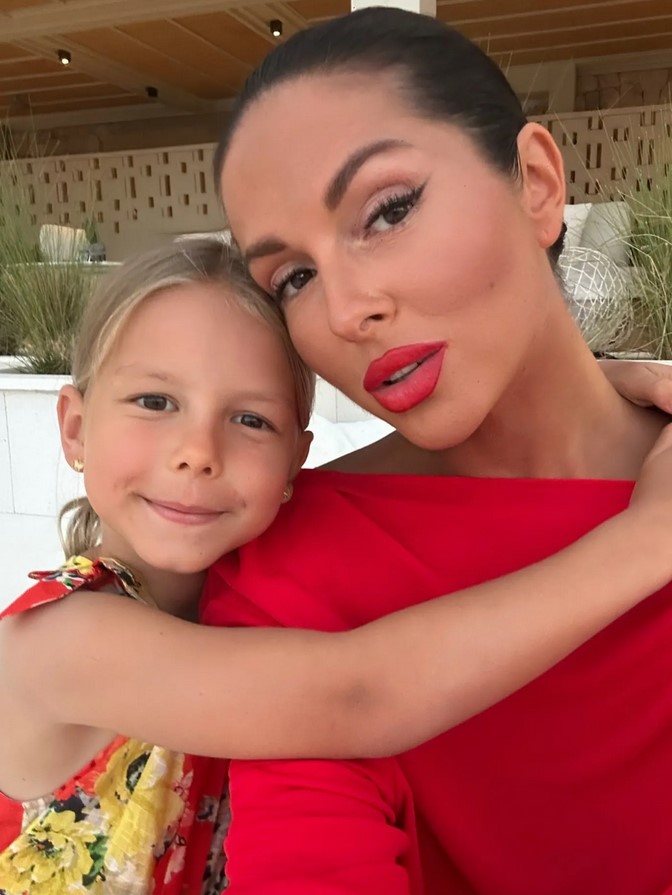 Симба, дочка Нюши, уже школьница.