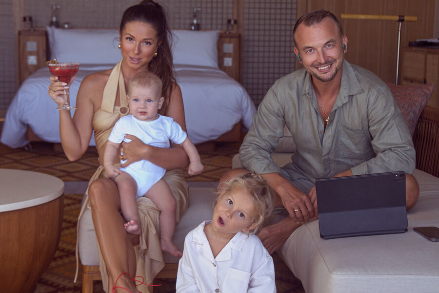 Певица Нюша с детьми и мужем.