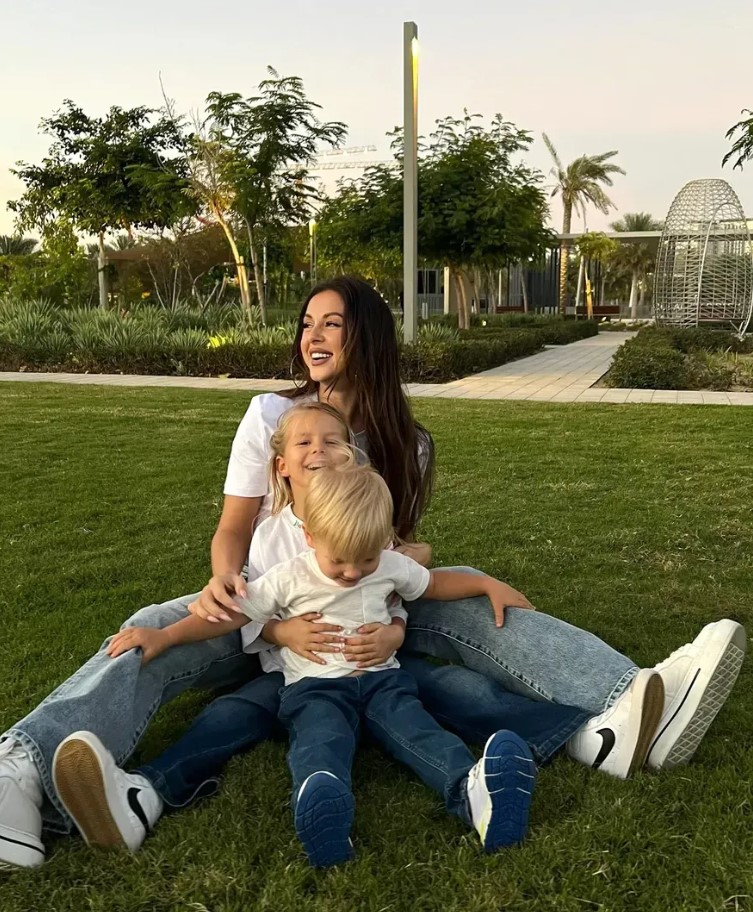 Певица Нюша оставила детей мужу.