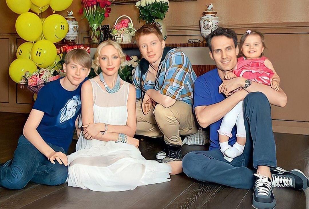 Кристина Орбакайте со своими детьми и третьим мужем.