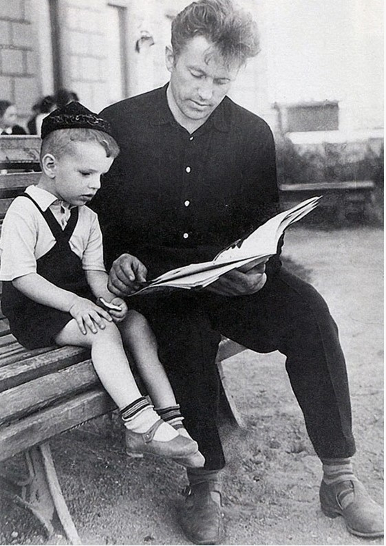 Леонид Парфёнов с отцом. Леонид Парфёнов с отцом.