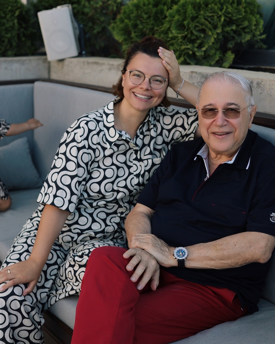 Евгений Петросян с молодой супругой Татьяной Брухуновой. Евгений Петросян с молодой супругой Татьяной Брухуновой.