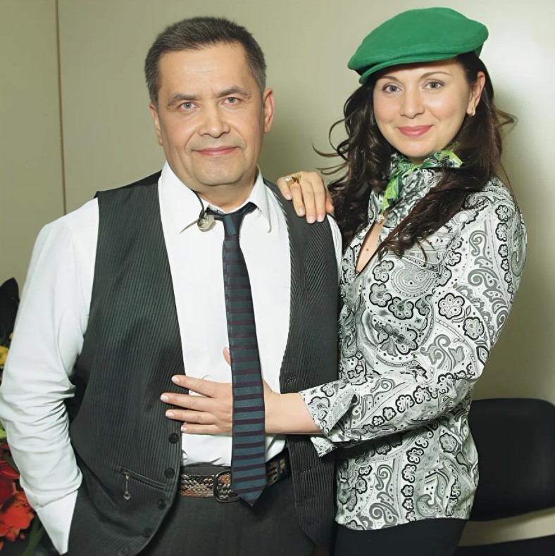 Николай Расторгуев на 13 лет старше своей жены. Николай Расторгуев на 13 лет старше своей жены.