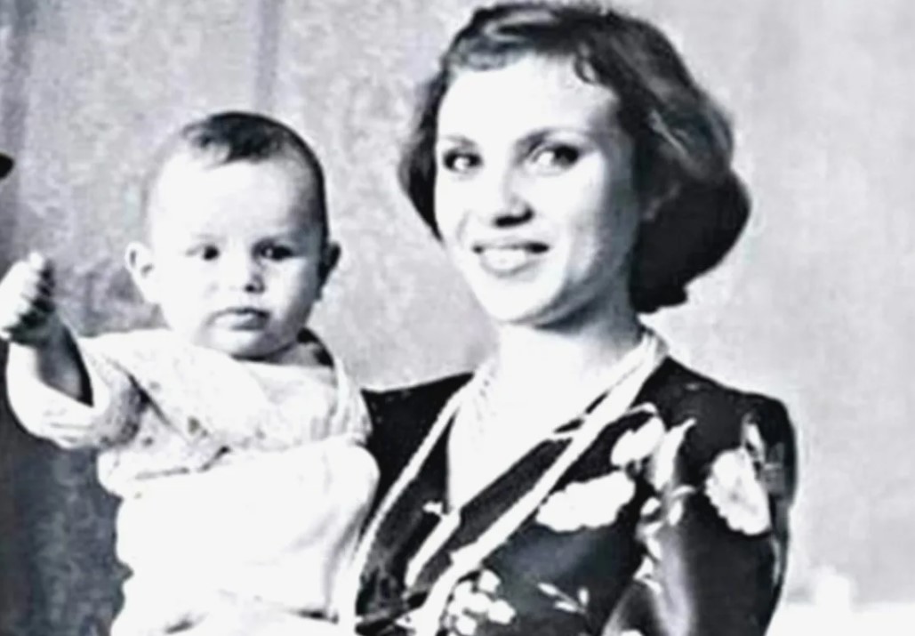 Валентина Титова с сыном Павлом. Валентина Титова с сыном Павлом.