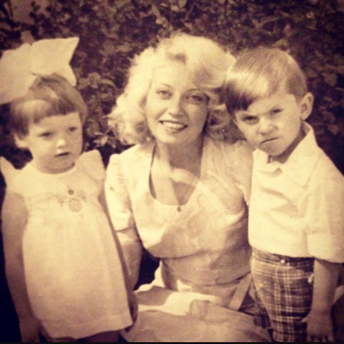 Александр Ревва с мамой и сестрой-двойняшкой. Александр Ревва с мамой и сестрой-двойняшкой.