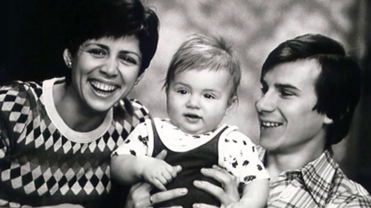 Александру Зайцеву Роднина родила сына Сашу.