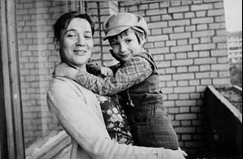 Елена Санаева с сыном Пашей.