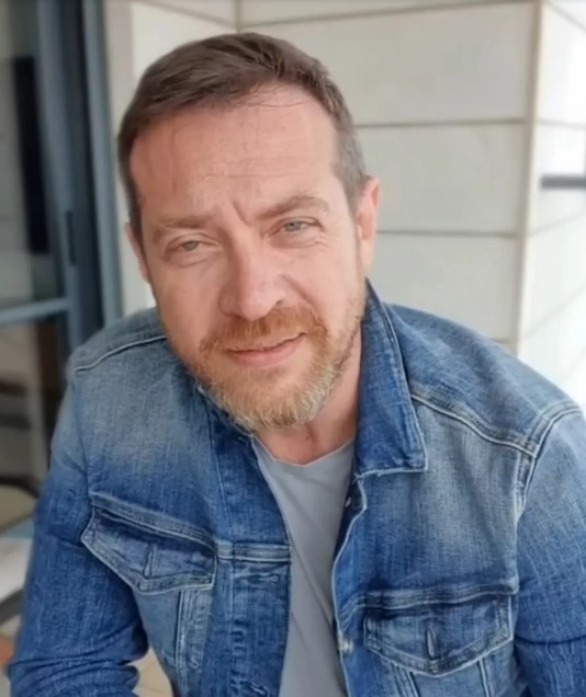 Поклонницы не узнают Кирилла Сафонова. Поклонницы не узнают Кирилла Сафонова.