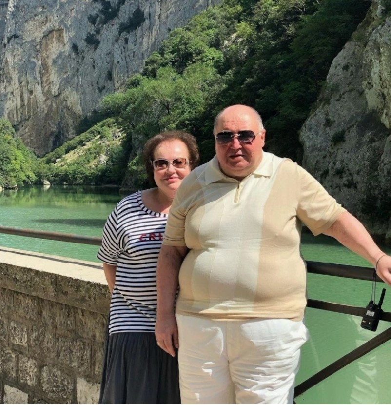 Родителей Шпигель посадили в тюрьму. Родителей Шпигель посадили в тюрьму.