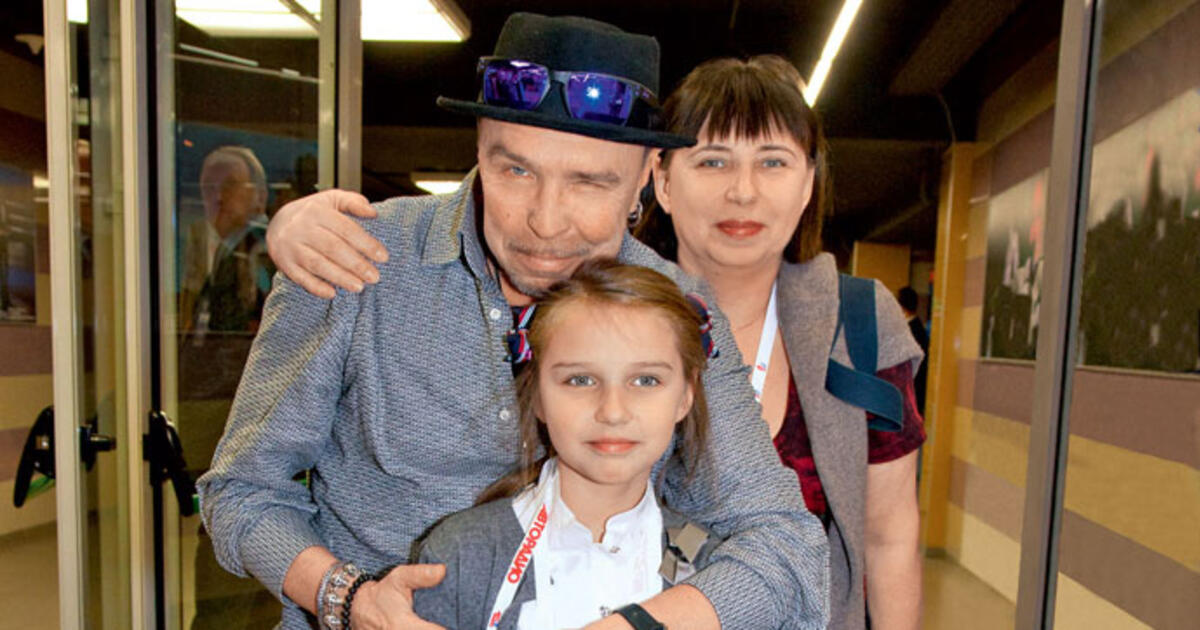 Гарик Сукачёв с женой и дочкой.