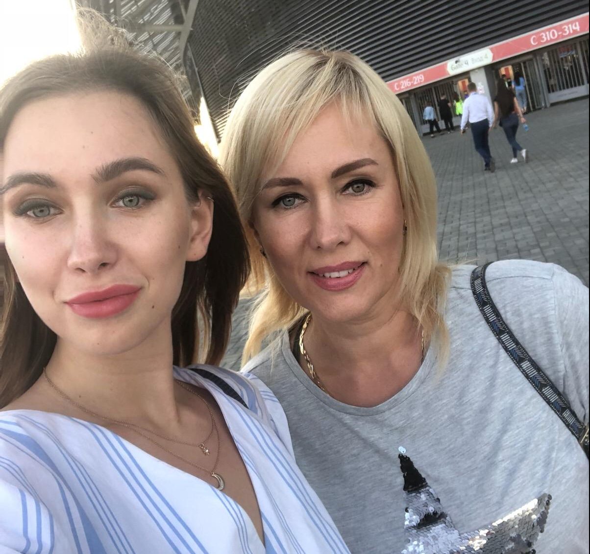 Елена Переведенцева с дочкой.