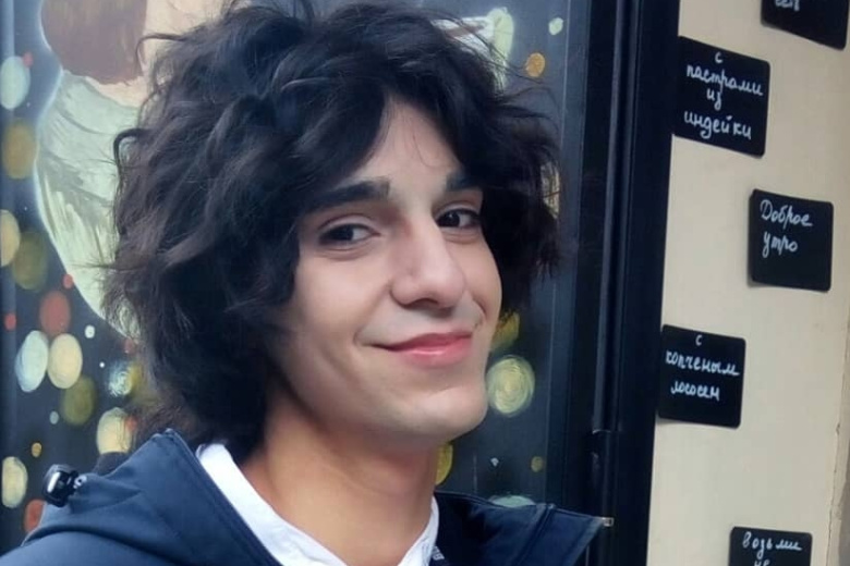 Тимур Акперов заявил, что является внебрачным сыном танцовщика. Тимур Акперов заявил, что является внебрачным сыном танцовщика.