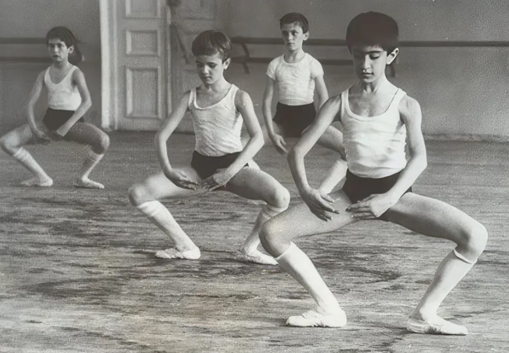 Николай Цискаридзе (справа на фото) в начале своего пути. Николай Цискаридзе (справа на фото) в начале своего пути.