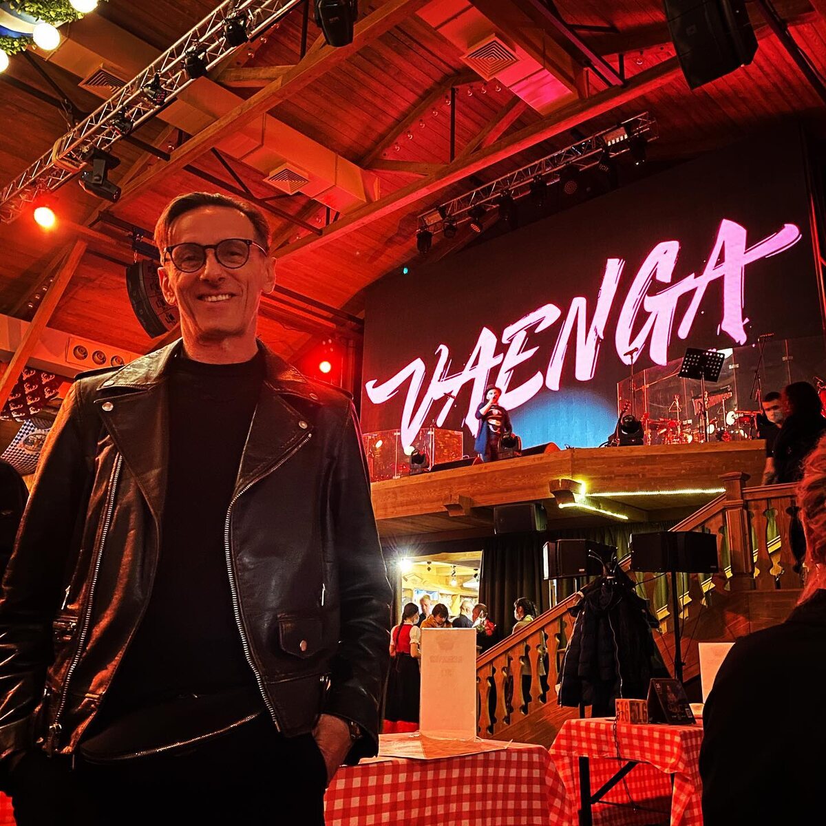 Иван Матвиенко получает деньги от Елены Ваенги. Иван Матвиенко получает деньги от Елены Ваенги.