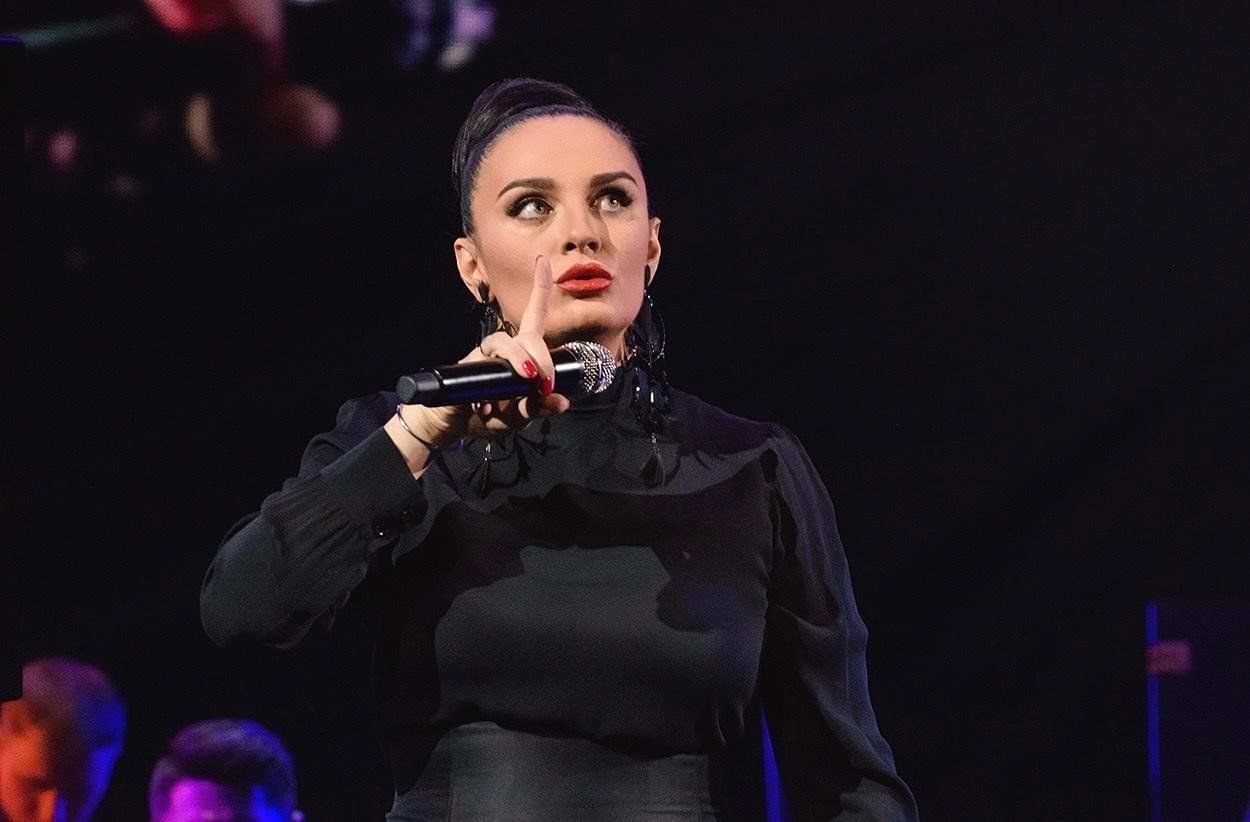 Елена Ваенга практически не снимает клипов. Елена Ваенга практически не снимает клипов.