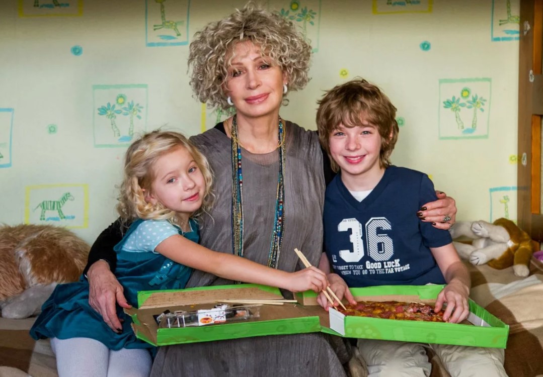 Татьяна Васильева купила внукам квартиру.