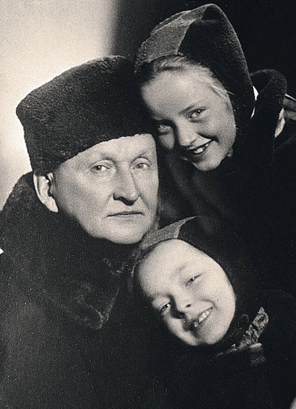 Сёстры Вертинские с отцом Александром.