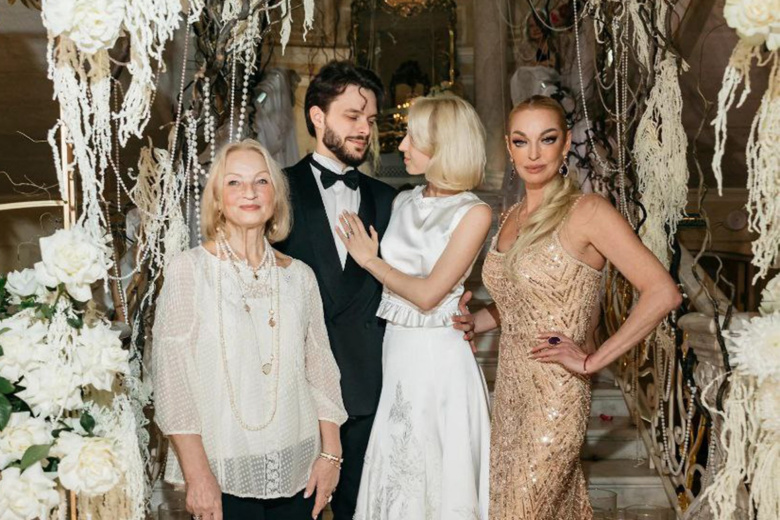 Анастасия с дочкой, зятем и мамой.