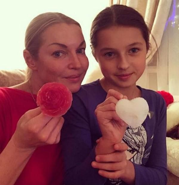 Ариадна жила с мамой до 13-ти лет.