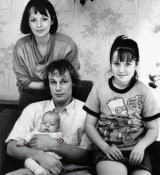 Сергей Жигунов с женой и дочками.