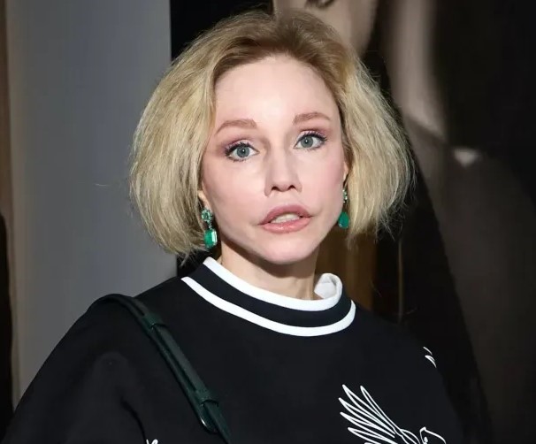 Марина Зудина часто ложится под нож пластического хирурга. Марина Зудина часто ложится под нож пластического хирурга.