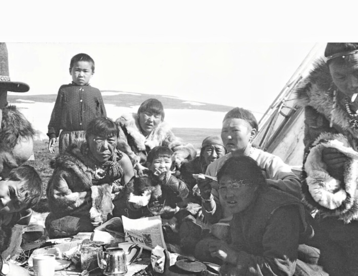Работы у чукчей всегда много, надо кормить семью.
