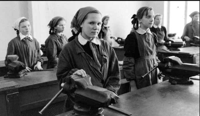 Девочек с детства готовили к роли матери и хозяйки. Девочек с детства готовили к роли матери и хозяйки.