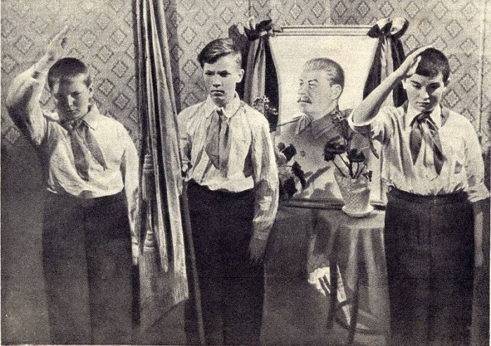 Считалось, что мальчиков надо с детства воспитывать как будущих бойцов. Считалось, что мальчиков надо с детства воспитывать как будущих бойцов.