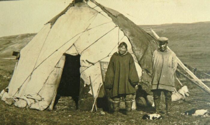 В яранге есть женская и мужская часть.