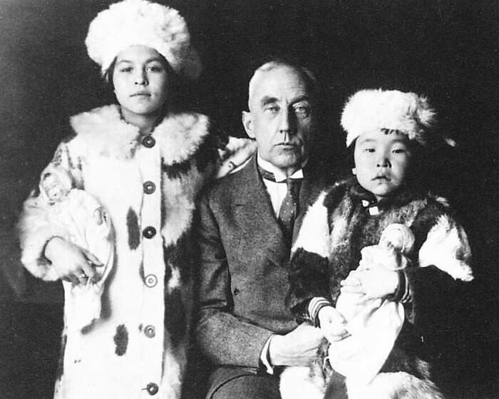 Руаль Амундсен с приемными дочками. Руаль Амундсен с приемными дочками.