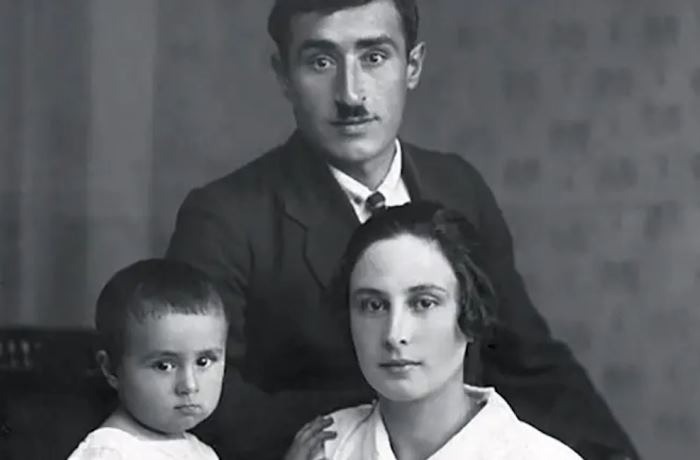 Маленький Эдуард с родителями. Маленький Эдуард с родителями.