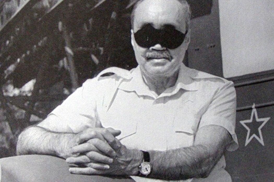 Асадов говорил, что не видит глазами, но видит сердцем. Асадов говорил, что не видит глазами, но видит сердцем.