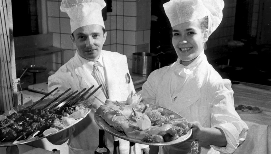 Для высокопоставленных гостей всегда были готовы вкусные блюда. Для высокопоставленных гостей всегда были готовы вкусные блюда.