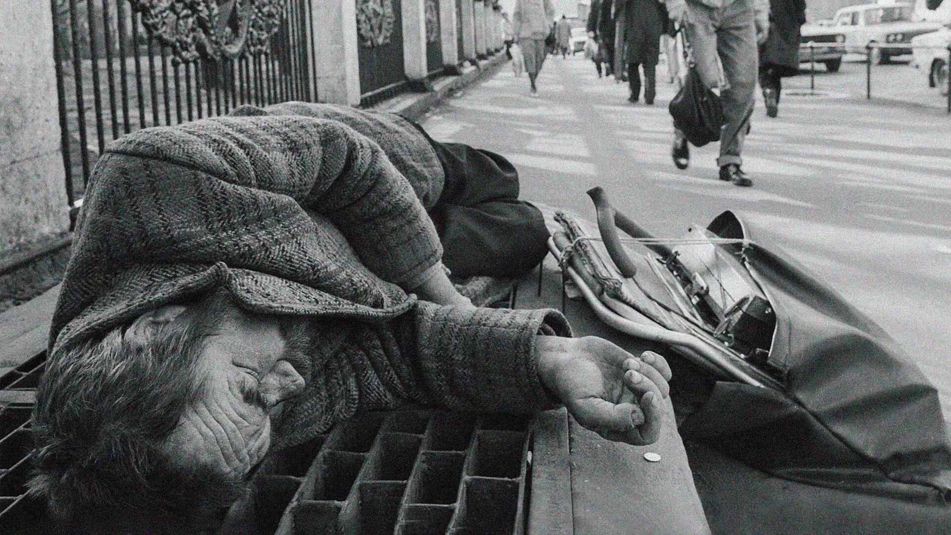 Сегодня люди практически не видят разницы между бичом и бомжом. Сегодня люди практически не видят разницы между бичом и бомжом.