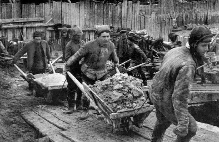 В ГУЛАГе слово бич означало «бывший интеллигентный человек». В ГУЛАГе слово бич означало «бывший интеллигентный человек».